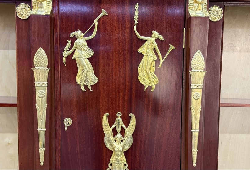 Антикварная витрина Ампир