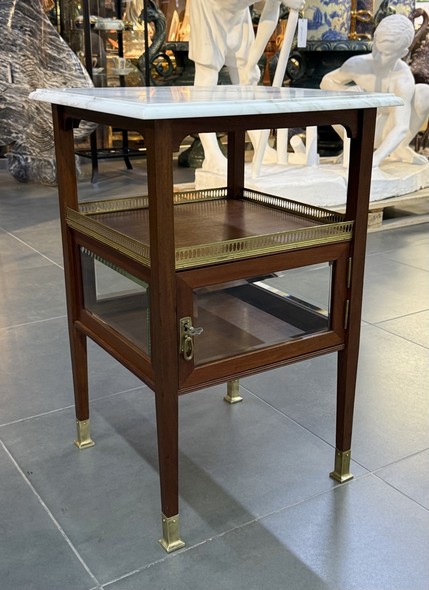 Антикварная тумба-пьедестал