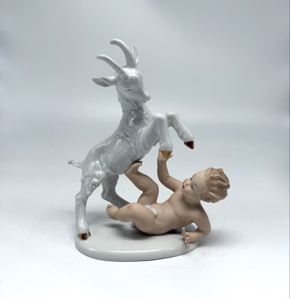 Figurine of "Putty with a kid"
