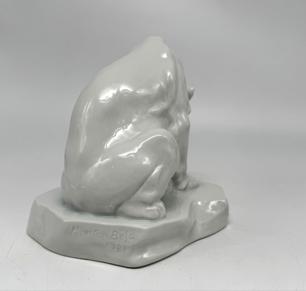 Sculpture "Polar bear on an ice floe"