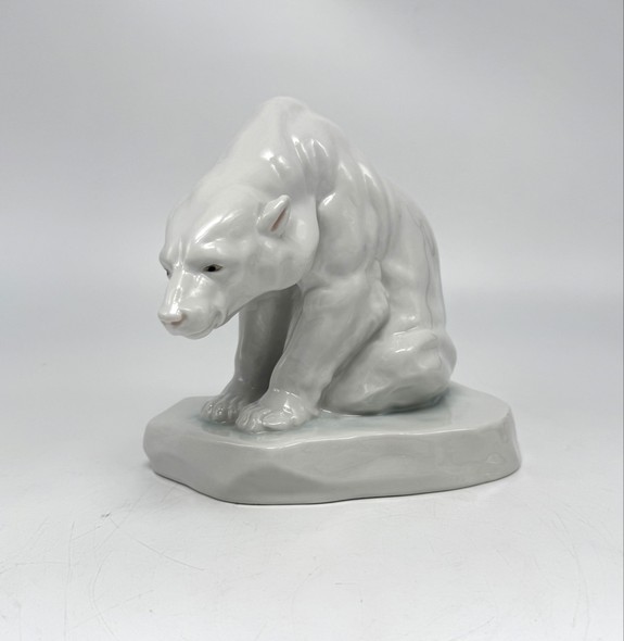 Sculpture "Polar bear on an ice floe"