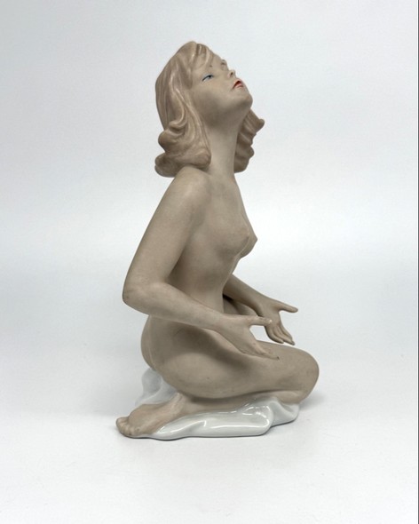 Антикварная скульптура «Обнаженная»