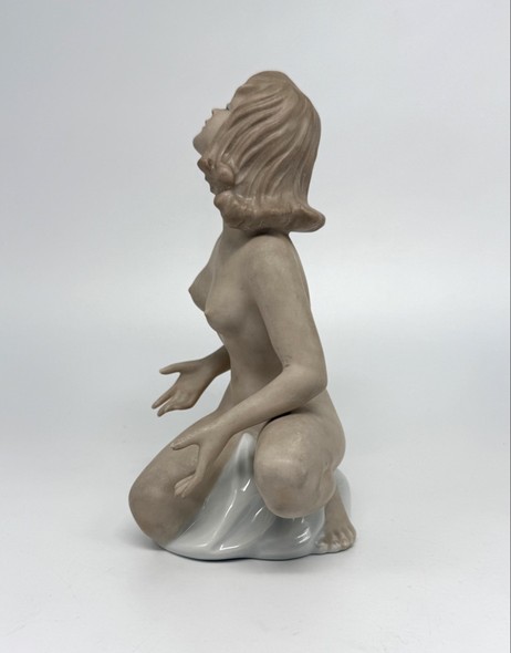 Антикварная скульптура «Обнаженная»