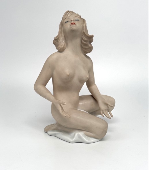 Антикварная скульптура «Обнаженная»