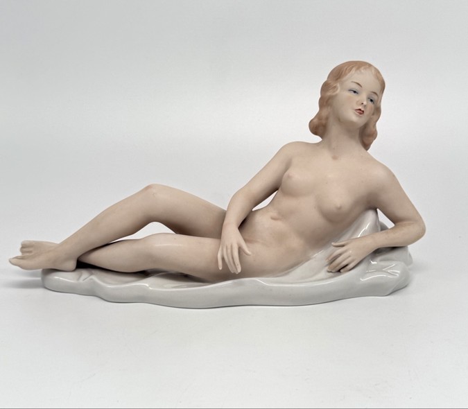 Антикварная скульптура
«Обнаженная лежащая»,
Wallendorf