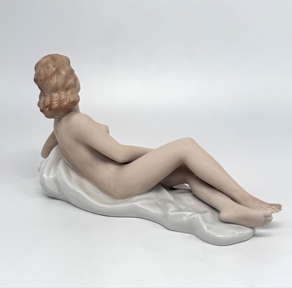 Антикварная скульптура
«Обнаженная лежащая»,
Wallendorf