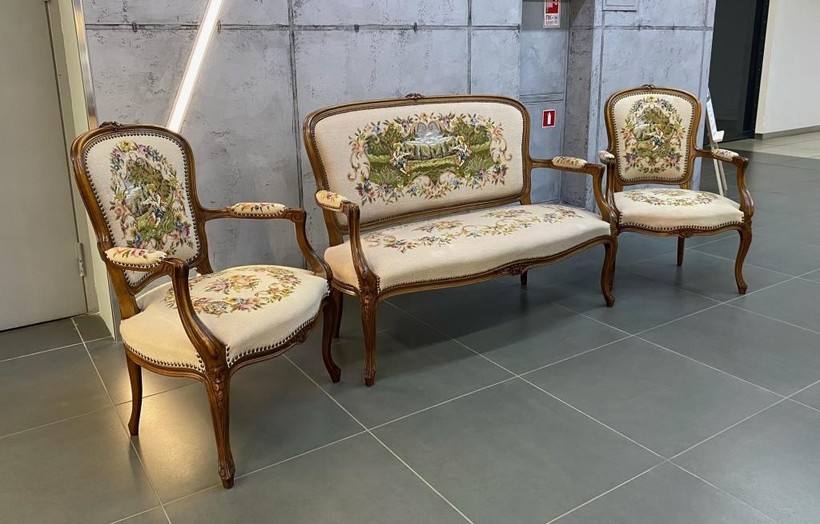 Sofa and pair of armchairs
in Louis XV style
