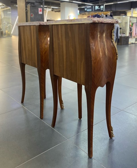 Антикварные парные тумбочки 
в стиле Людовика XV