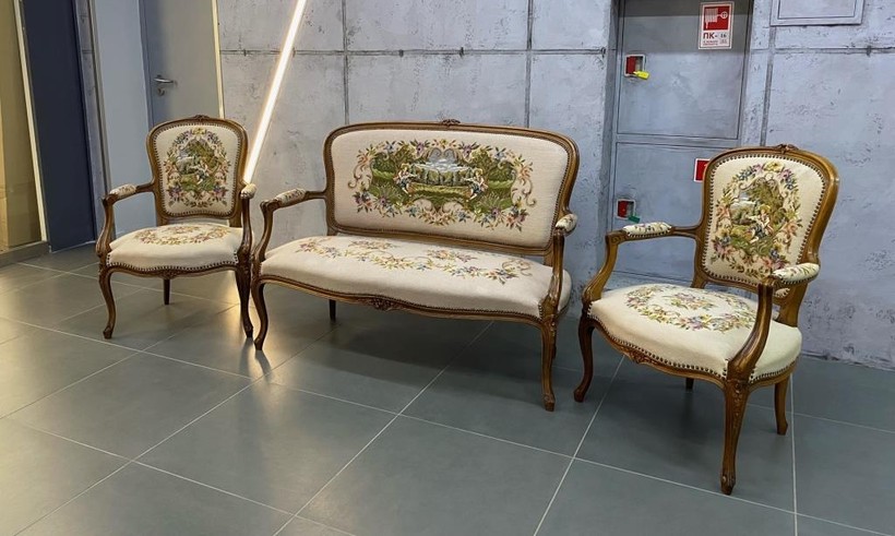 Sofa and pair of armchairs
in Louis XV style