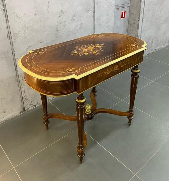 Antique table
in Louis XVI style