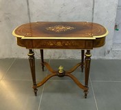 Antique table
in Louis XVI style Antique table
in Louis XVI style