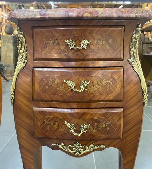 Антикварные парные тумбочки 
в стиле Людовика XV