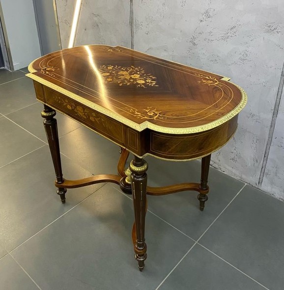 Antique table
in Louis XVI style