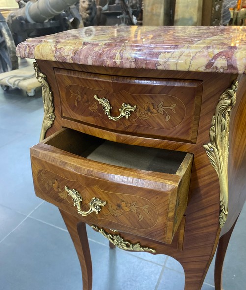 Антикварные парные тумбочки 
в стиле Людовика XV