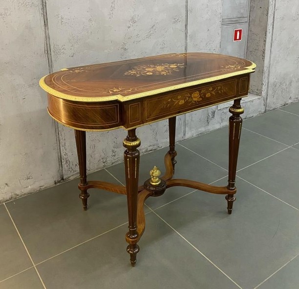 Antique table
in Louis XVI style