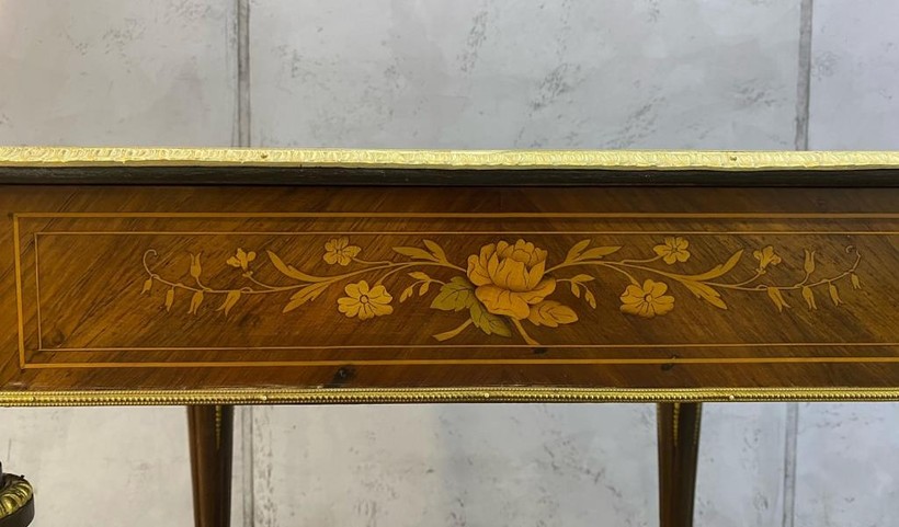 Antique table
in Louis XVI style