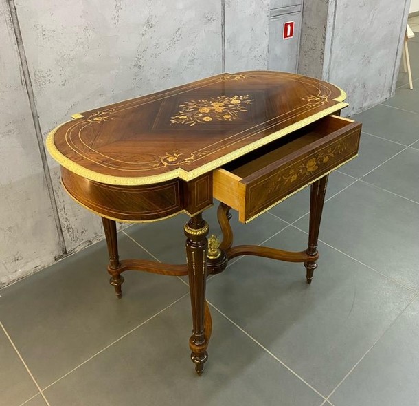 Antique table
in Louis XVI style