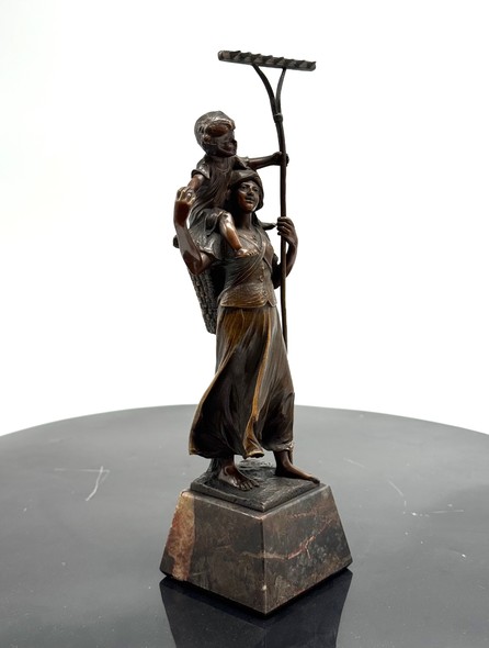 Statuette "Kolkhoznitsa"