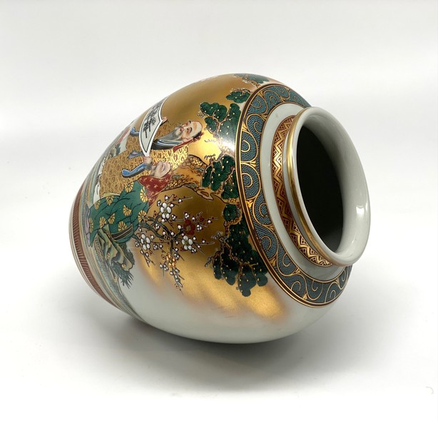 antique vase,
Porcelain Kutani
