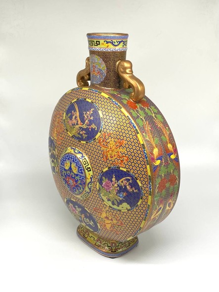 Large vase in the "bianhu" shape