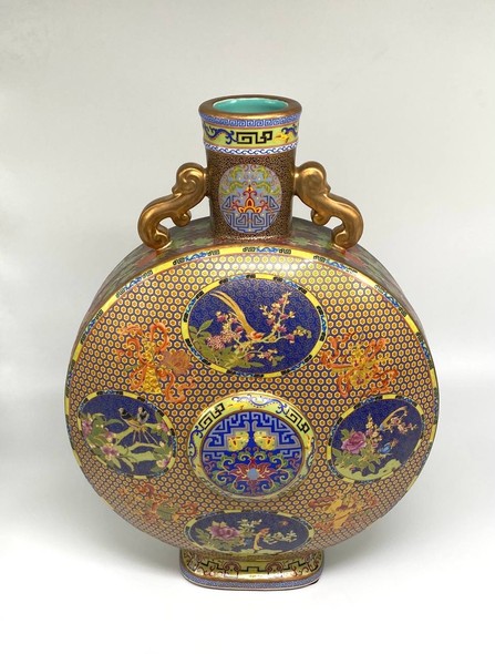 Large vase in the "bianhu" shape
