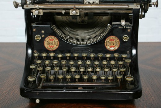 антикварная пишущая машинка 20 века из металла