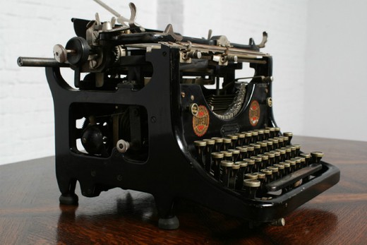 старинная пишущая машинка 20 века из металла