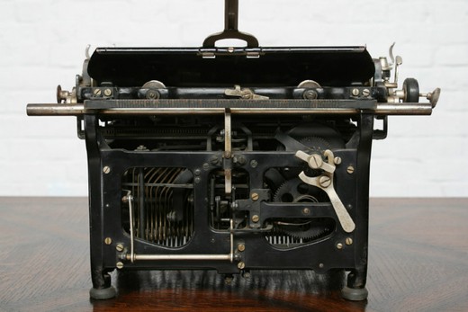 винтажная пишущая машинка 20 века из металла