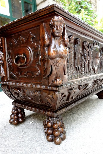 старинная мебель - сундук из дерева с резьбой, 19 век