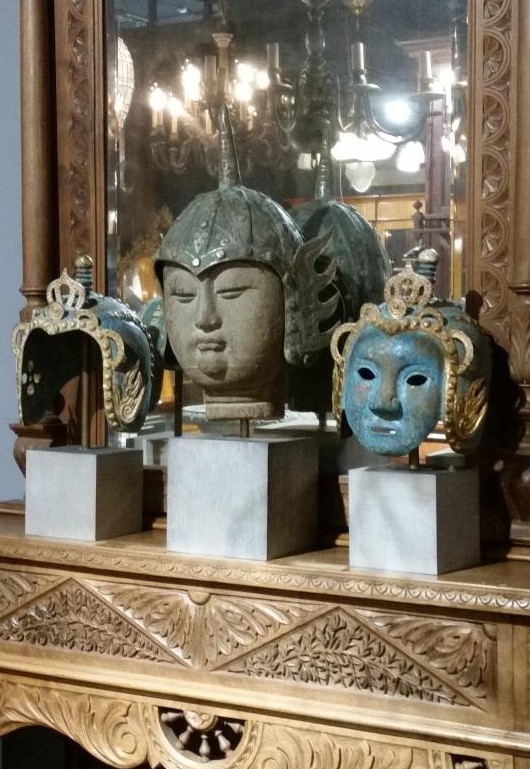 Женский и мужской шлемы из бронзы XIX в.