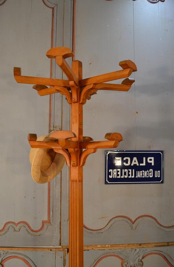 старинная мебель - вешалка из дерева 20 века